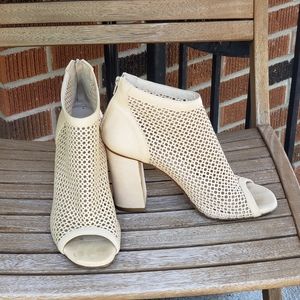 Beige woven leather open-toe shooty